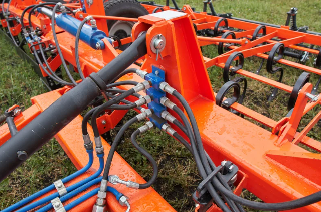 Hydraulics on farming equipment