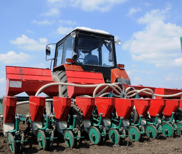 Tractor with hydraulic geared flow divider